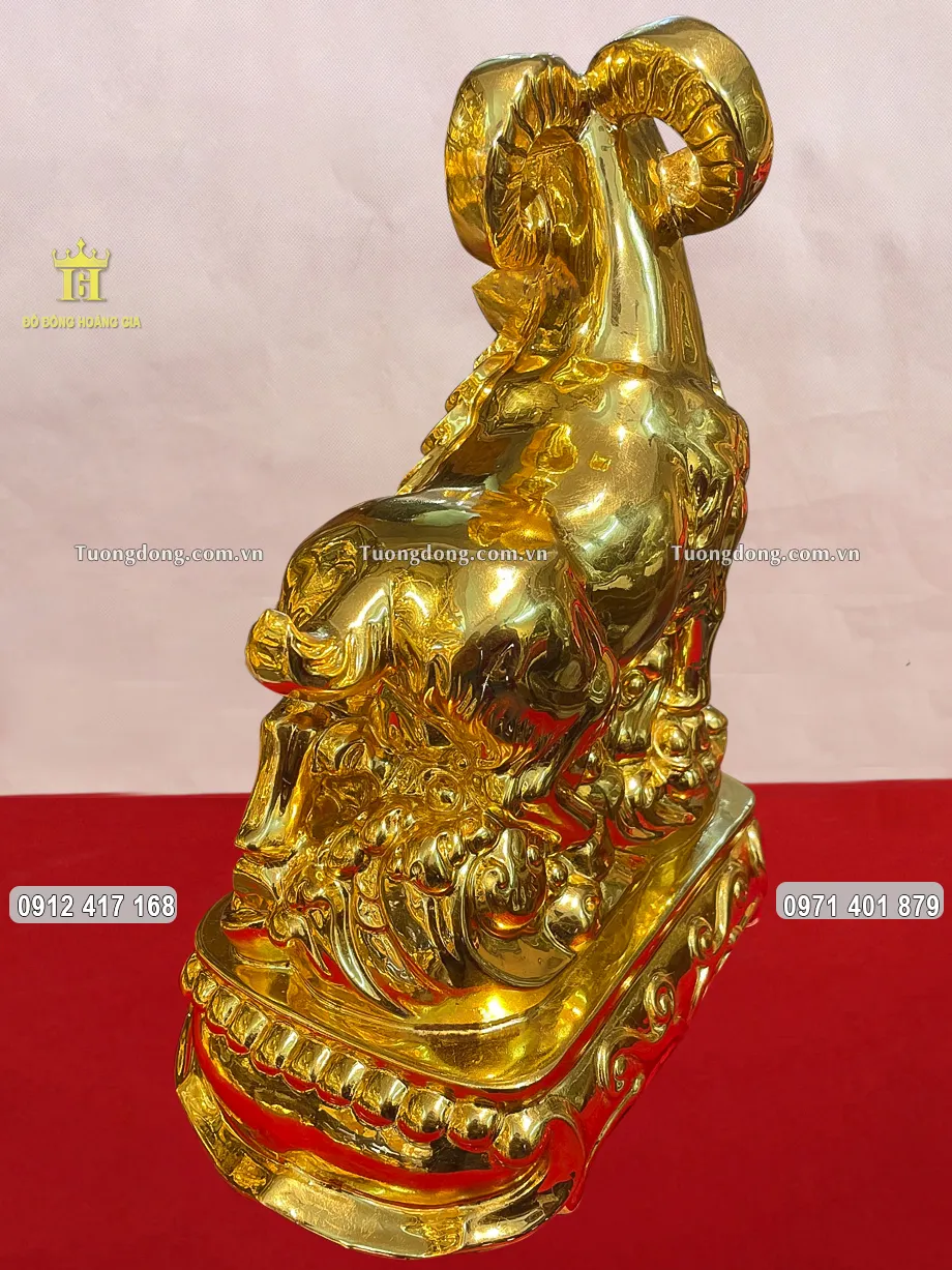 Hình ảnh phía sau của bức tượng dê